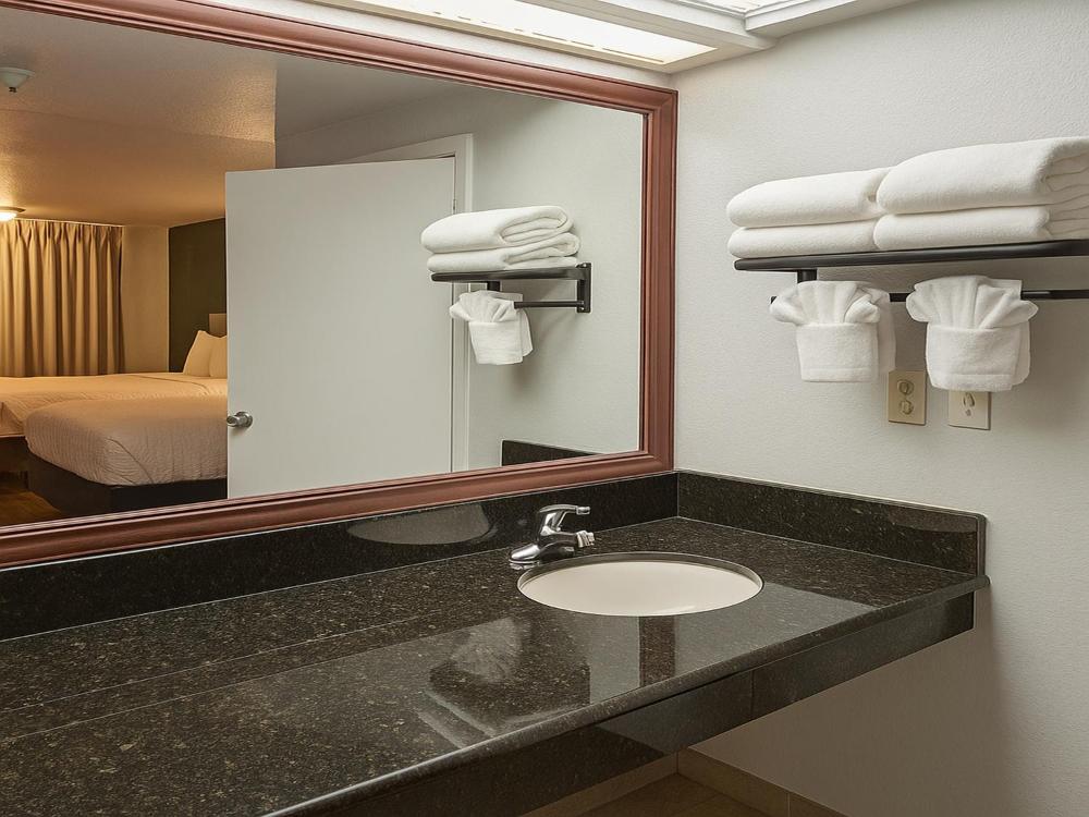 Queen Room with Two Queen Beds - Non-Smoking interior